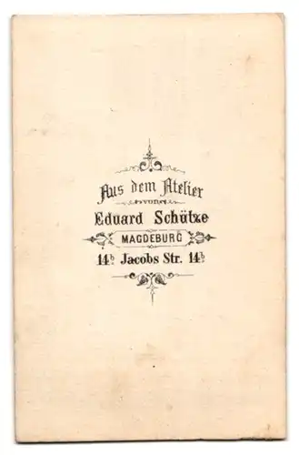Fotografie Eduard Schütze, Magdeburg, Herr im Anzug mit Flanierstock und Zylinder