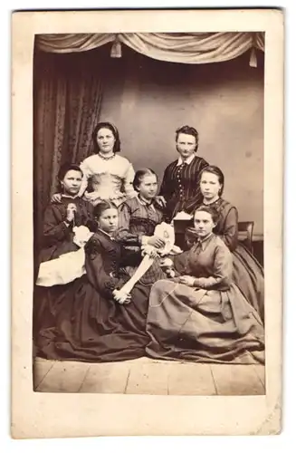 Fotografie Chr. Beitz, Arnstadt, sieben junge Frauen beim Häkeln im Atelier