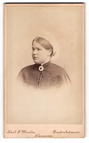 Fotografie Karl F. Wunder, Hannover, junge Rot Kreuz Krankenschwester Rösel in Dienstuniform, 1896