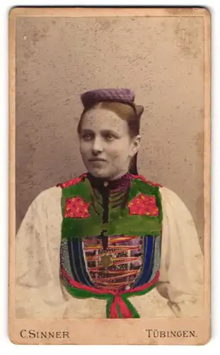 Fotografie C. Sinner, Tübingen, junge Frau in Tracht, Handkoloriert
