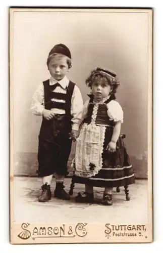 Fotografie Samosn & Co., Stuttgart, zwei niedliche Kinder in Tracht halten Händchen