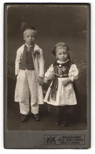 Fotografie J. Reinhardt, Reutlingen, zwei niedliche Kinder Eugen und Paula in Tracht posiern im Atelier, 1906