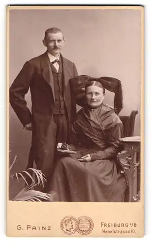 Fotografie G. Prinz, Freiburg i. B., älteres Paar im Trachtenkleid mit Kopfschleife