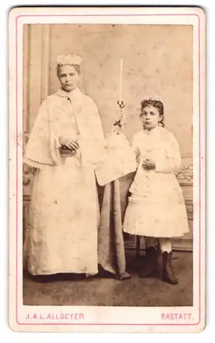 Fotografie J. & A. Allgeyer, Rastatt, Mädchen zur Kommunion im Kleid nebst kleiner Schwester