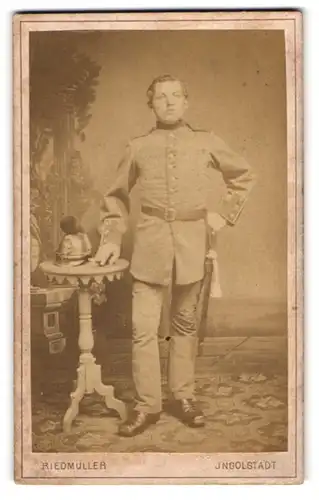 Fotografie Riedmüller, Ingolstadt, Portrait Soldat in Uniform mit Raupenhelm und Bajonett