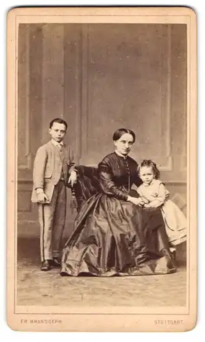 Fotografie Fr. Brandseph, Stuttgart, Mutter mit ihren beiden Kindern im Atelier