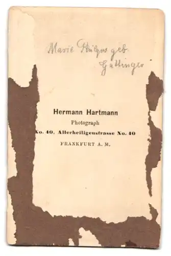 Fotografie Hermann Hartmann, Frankfurt a. M., junge Frau Marie im Sommerkleid mit Hut