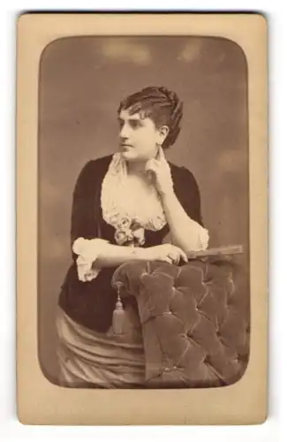 Fotografie Walery, Paris, Rue de Londres 9, junge Dame in Samtbluse mit Ausschnitt