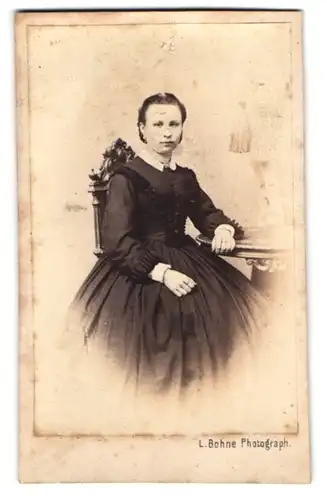 Fotografie L. Bohne, Magdeburg, junge Frau im dunklen Kleid