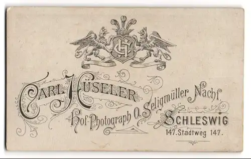 Fotografie Carl Hüseler, Schleswig, Stadtweg 147, Wappen mit Monogramm des Fotografen