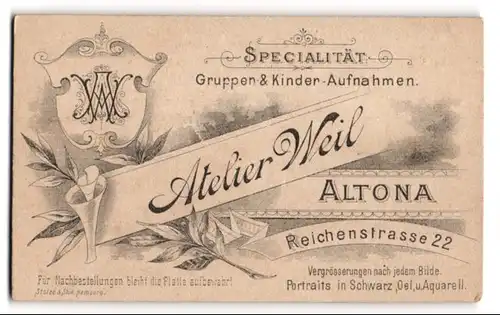 Fotografie Atelier Weil, Altona, Reichenstr. 22, Monogramm des Fotografen und Anschrift auf Banderole