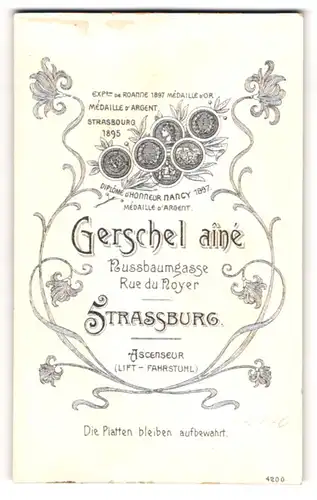 Fotografie Gerschel aine, Strassburg, Blumen im Jugendstil mit Medaillen und Anschrift des Fotografen