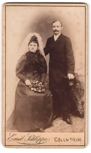 Fotografie Emil Schlippe, Cölln / Elbe, sächsisches Ehepaar im schwarzen Hochzeitskleid und im Anzug, Zylinder