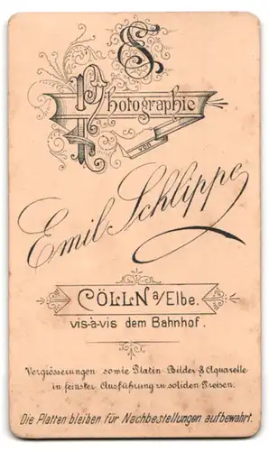 Fotografie Emil Schlippe, Cölln / Elbe, sächsisches Ehepaar im schwarzen Hochzeitskleid und im Anzug, Zylinder