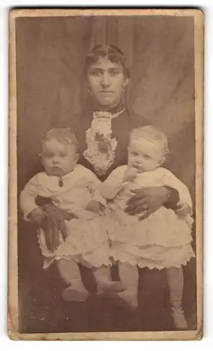 Fotografie Brown, Tecumseh / Mich., amerikanische Mutter mit ihren beiden Kindern im Arm, Mutterglück