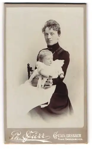 Fotografie Ph. Dürr, Gummersbach, junge Mutter mit ihren Kind im Arm, Mutterglück