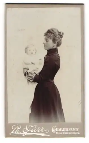Fotografie Ph. Dürr, Gummersbach, junge Mutter mit ihrem Sohn Lebrecht auf dem Arm