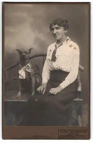 Fotografie Josef Schiekofer, München, Frau mit ihren Hund auf einer Bank, Hund mit Schleife