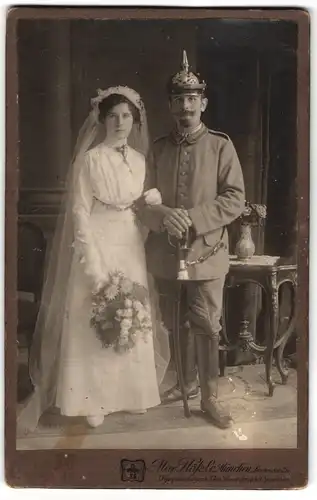Fotografie Max Höfele, München, bayrischer Soldat in Uniform mit Pickelhaube und Säbel nebst Braut, Kriegshochzeit