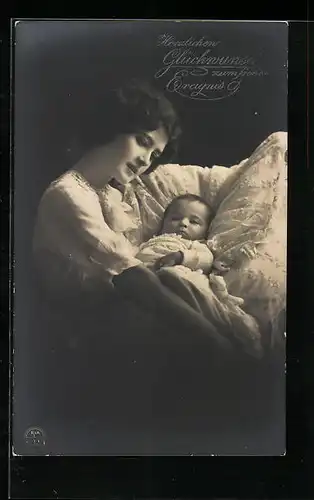 Foto-AK R & K / L Nr. 8232/4: Mutter mit ihrem Neugeborenen