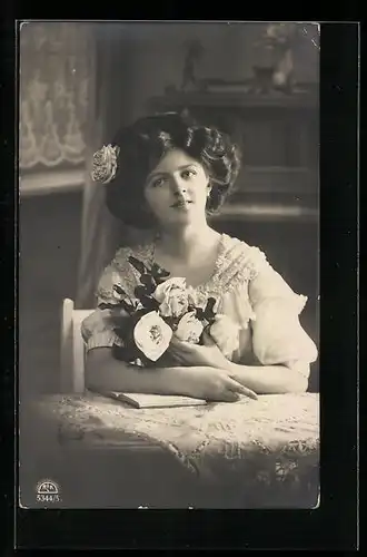 Foto-AK R & K / L Nr. 5344/5: Junge Frau mit toupiertem Haar und Blumen