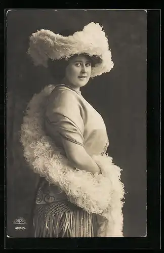 Foto-AK R & K / L Nr. 4106/5: Apparte Dame mit Federboa und Federhut