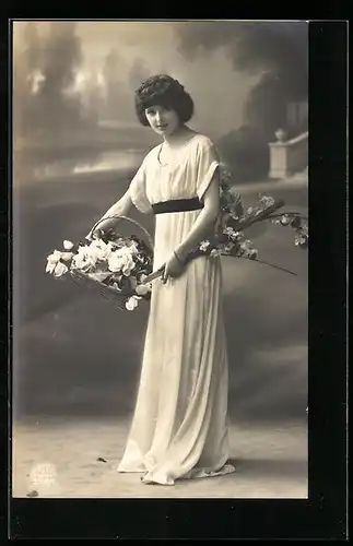 Foto-AK R & K / L Nr. 5569/1: Fräulein im weissen Kleid mit Blumenkorb