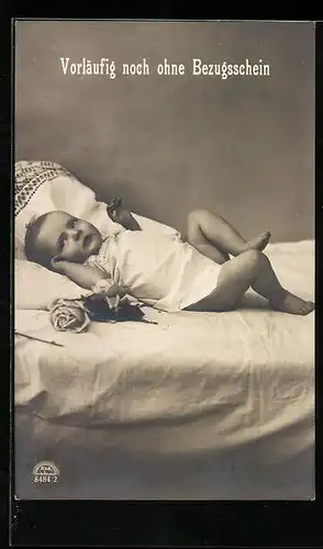 Foto-AK R & K / L Nr. 8484/2: Vorläufig noch ohne Bezugsschein, Kindchen mit Rose auf Bett