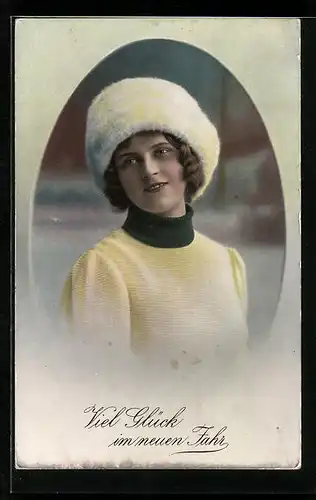 Foto-AK R & K / L Nr. 1856: Neujahrsgruss, Junge Frau mit Pelzmütze