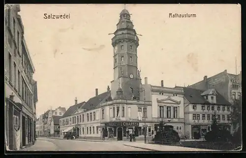 AK Salzwedel, Strassenpartie mit Rathausturm und Hotel