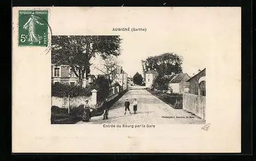 AK Aubigne, Entrée du Bourg par la Gare
