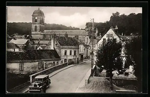 AK La Chartre-sur-le-Loir, Le rocher dominant la ville