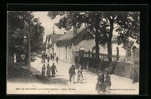 AK La-Chartre-sur-le-Loir, Sortie d`Usine