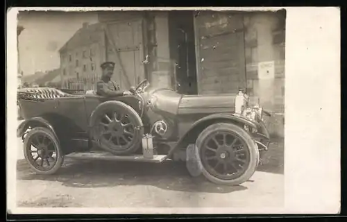 Foto-AK Chauffeur am Steuer eines Autos