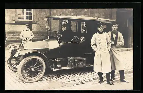 AK Soldaten an einem Auto mit Chauffeur