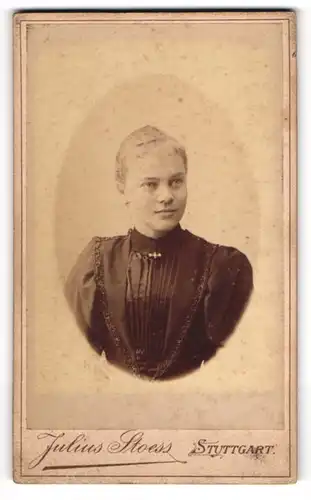 Fotografie Julius Stoess, Stuttgart, Eberhardstrasse 47, Hübsche junge Frau in schwarzem Kleid