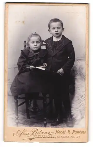 Fotografie Alex Putzar, Greifswald, Bahnhofstr. 53, Geschwisterpärchen im schönen schwarzen Sonntagsgewand