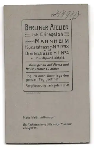 Fotografie E. Kregeloh, Mannheim, Kunststr. Nr. 3, Süsses Kleinkind mit abstehenden Ohren am Stuhl stehend