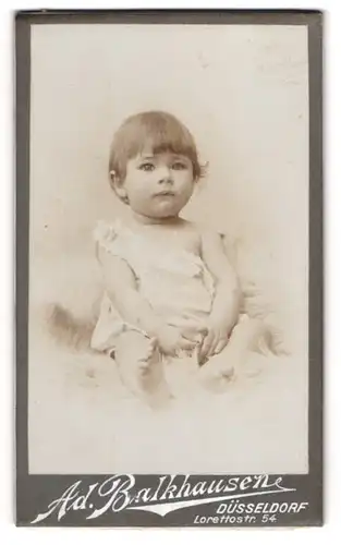 Fotografie Ad. Balkhausen, Düsseldorf, Lorettostr. 54, Kleinkind mit grossen Augen im weissen Kleidchen