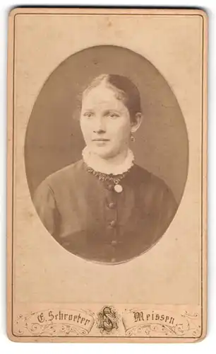 Fotografie E. Schroeter, Meissen, Obergasse 597, Schöne junge Dame mit Ohrringen im Sonntagsgewand