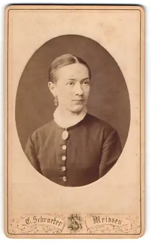 Fotografie E. Schroeter, Meissen, Obergasse 597, Junge bürgerliche Dame mit gebundenem Haar in schwarzem Kleid