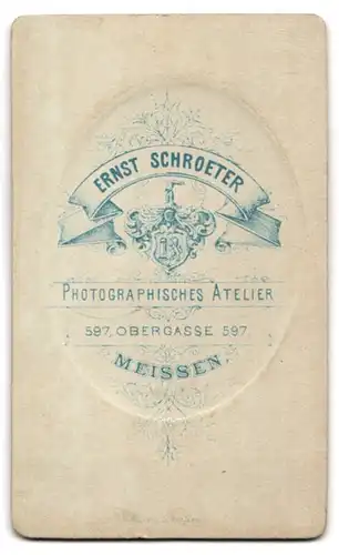 Fotografie E. Schroeter, Meissen, Obergasse 597, Junge bürgerliche Dame mit gebundenem Haar in schwarzem Kleid