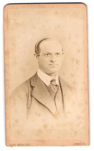 Fotografie Guido Mägerlein, Chemnitz, Stattlicher Herr mit spitzer Nase und kariertem Anzug