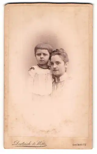 Fotografie Dietrich & Witte, Chemnitz, Poststrasse Nr. 31, Geschwisterpärchen im weisser bürgerlicher Kleidung