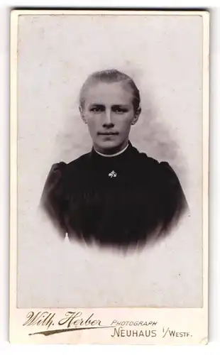 Fotografie Wilh. Herber, Neuhaus i./W., Schöne junge Dame mit gebundenem Haar und bürgerlichem schwarzen Kleid