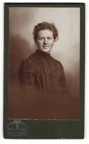 Fotografie Hermann Tietz, München, Bahnhofplatz, Hübsche Dame mit verwuscheltem Haar und schwarzem Kleid