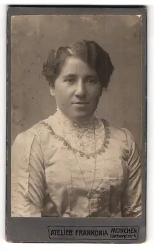 Fotografie Frankonia, München, Gärtnerplatz 4, Junge Dame mit geweltem Haar und weissem Kleid