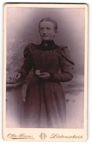 Fotografie Otto Horn, Lüdenscheid, Junge Dame mit erschrecktem Blick und schwarzem bürgerlichen Kleid