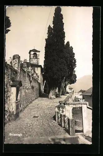 AK Brissago, Strassenpartie mit Kirche