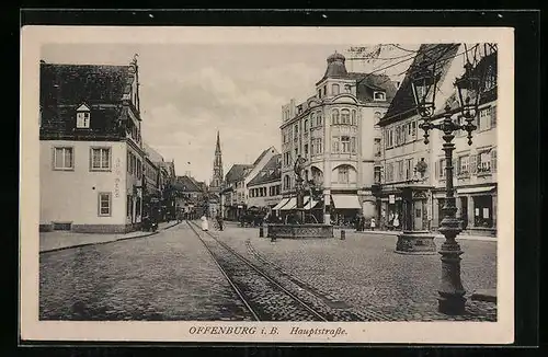 AK Offenburg i. B., Hauptstrasse mit Brunnen und Kirche